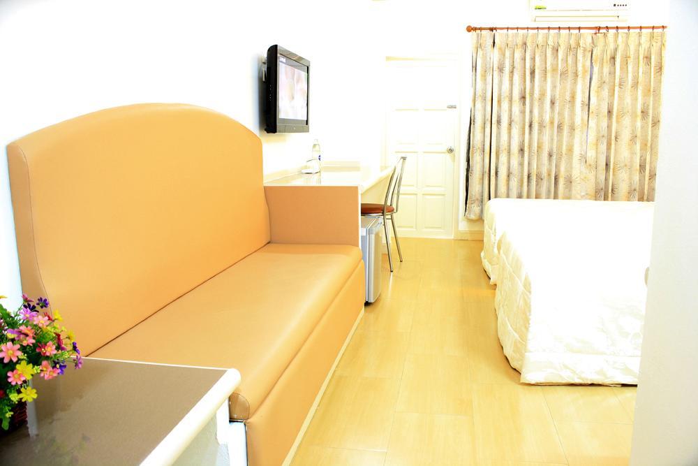 P.A. Ville Hotel 那空沙旺 外观 照片